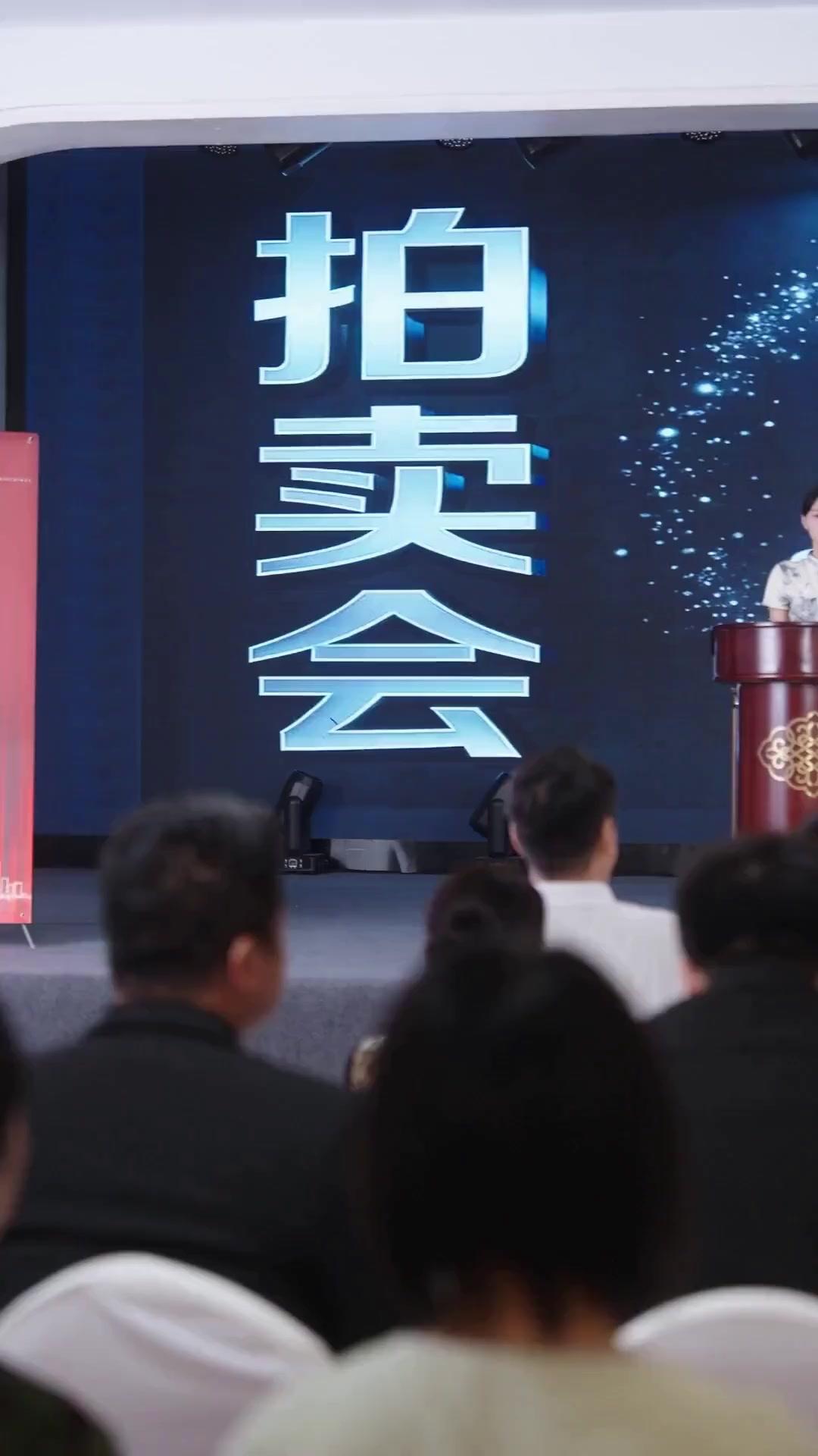  حين أرفع يدي يهتز العالم