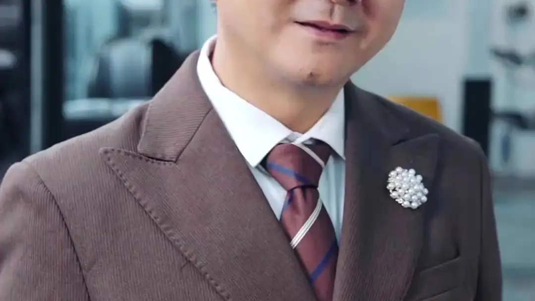 (مدبلج) سائق الشاحنات، أقوى مما تتخيل: كرة برتقالية تُعيد رسم الحدود بين القوة واللطف