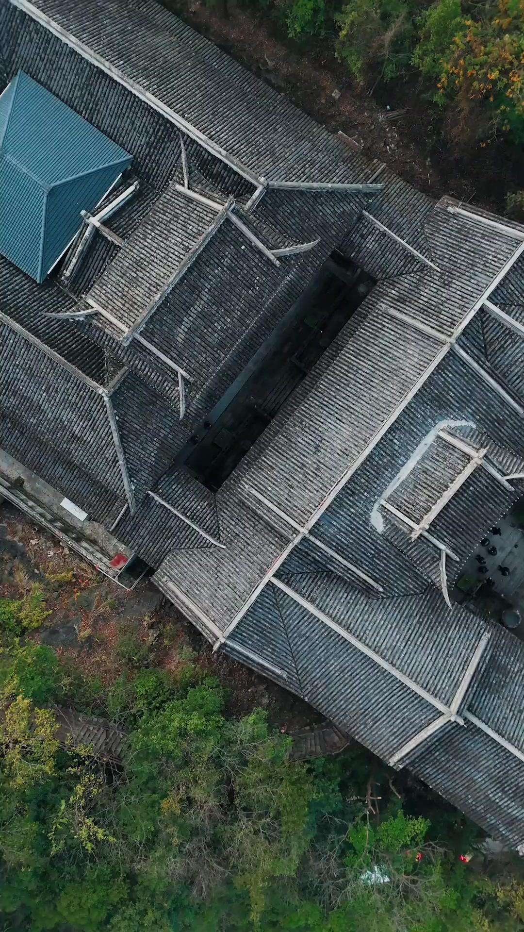 平凡な夫は剣神だった