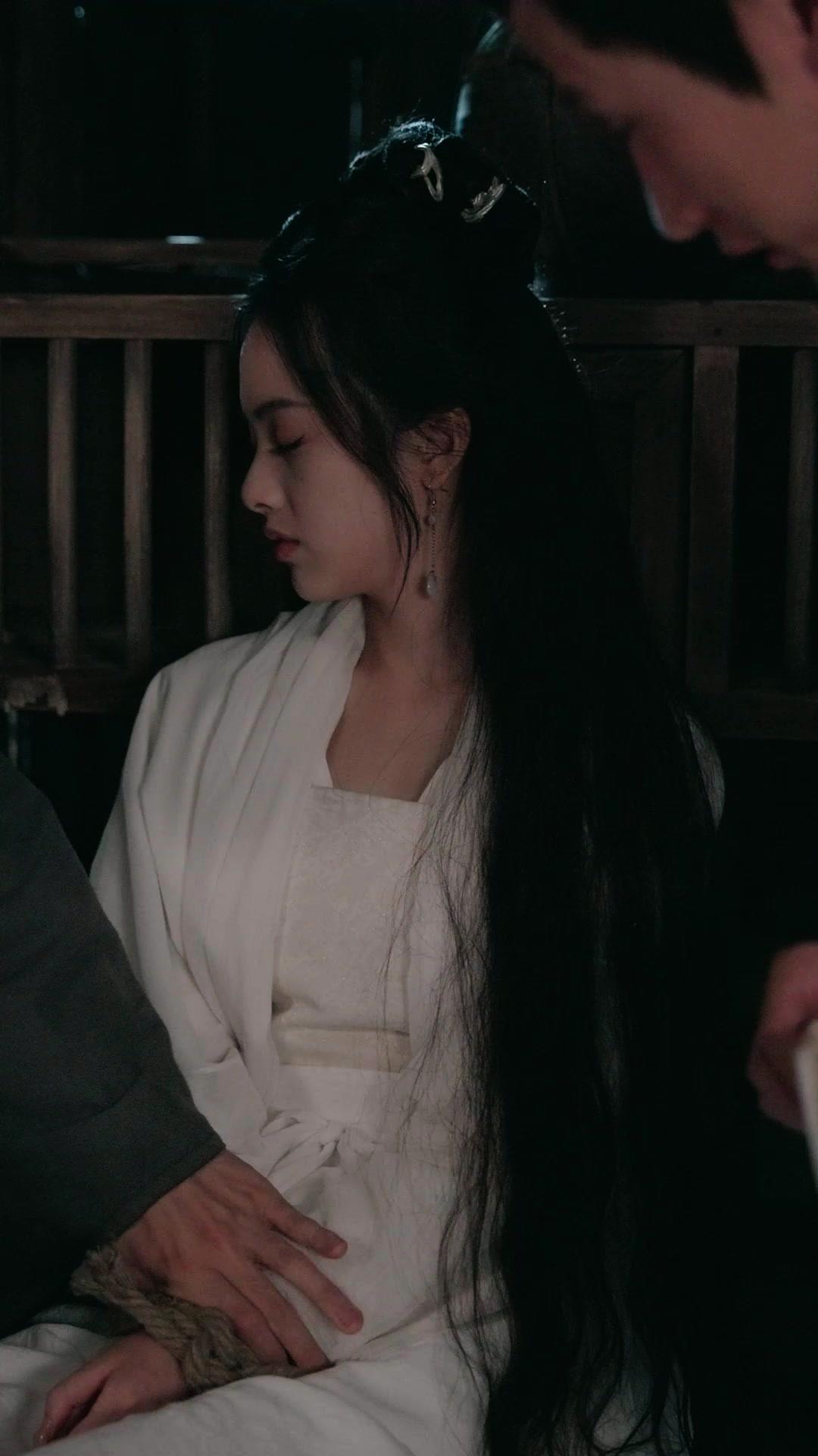 AU-DELÀ DU TRÔNE, L'AMOUR