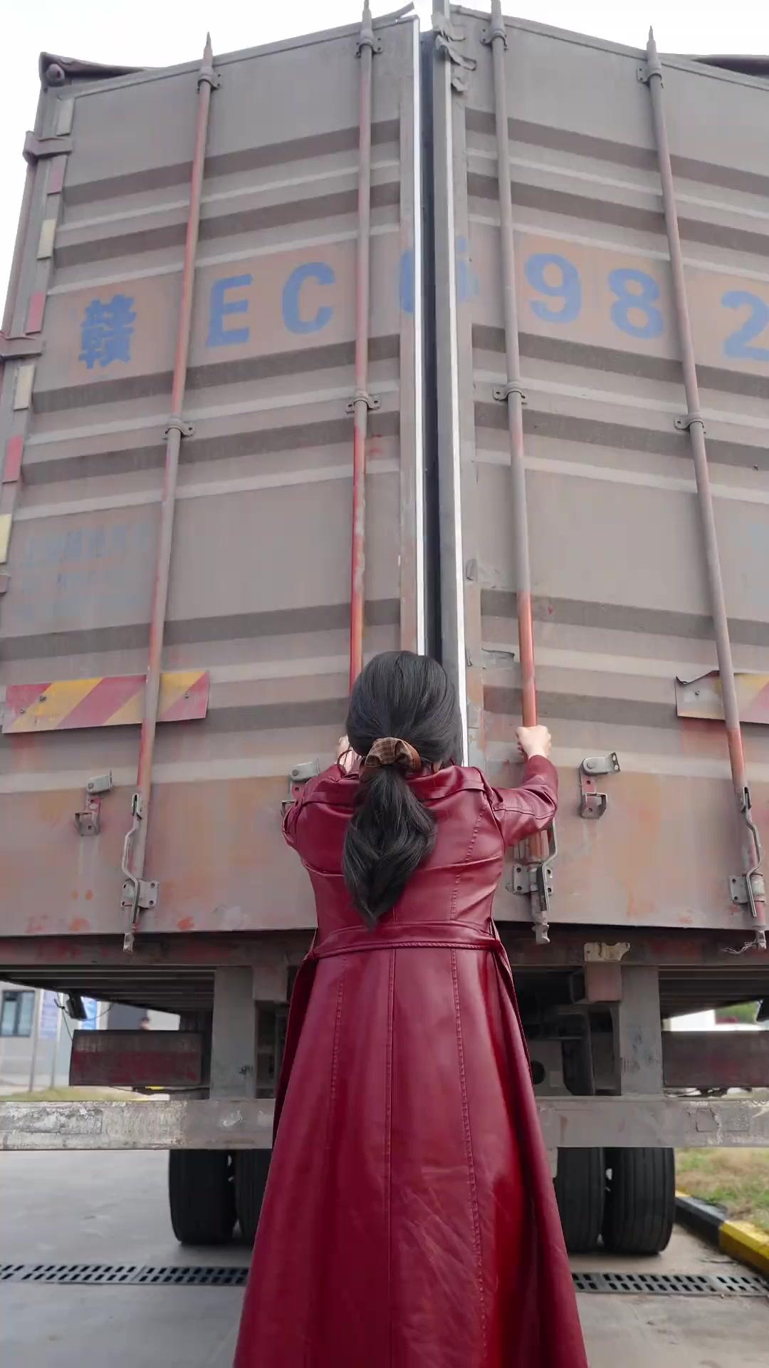 سرّ داخل الشاحنة