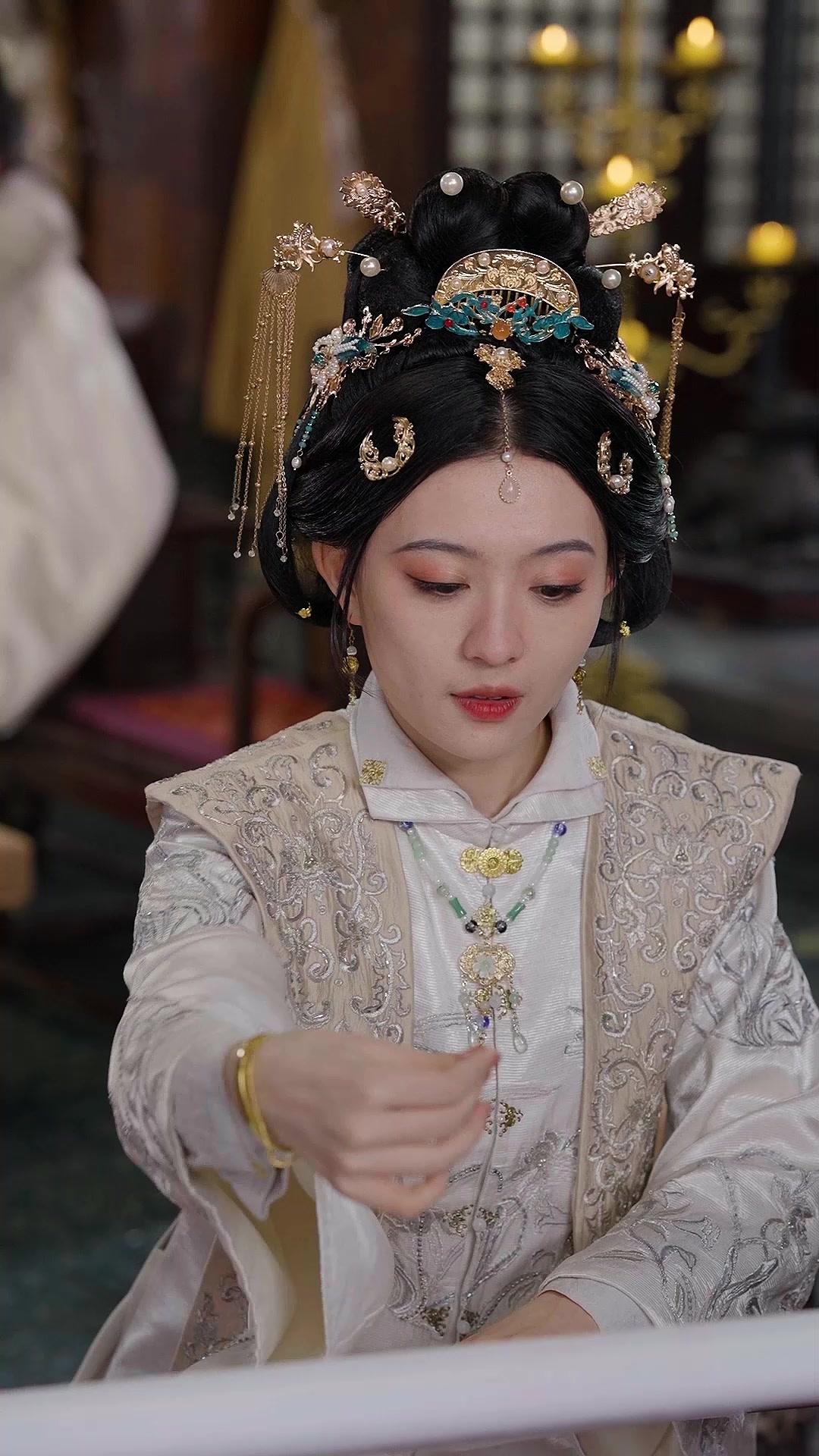 Die erste Phönix-Stickerin