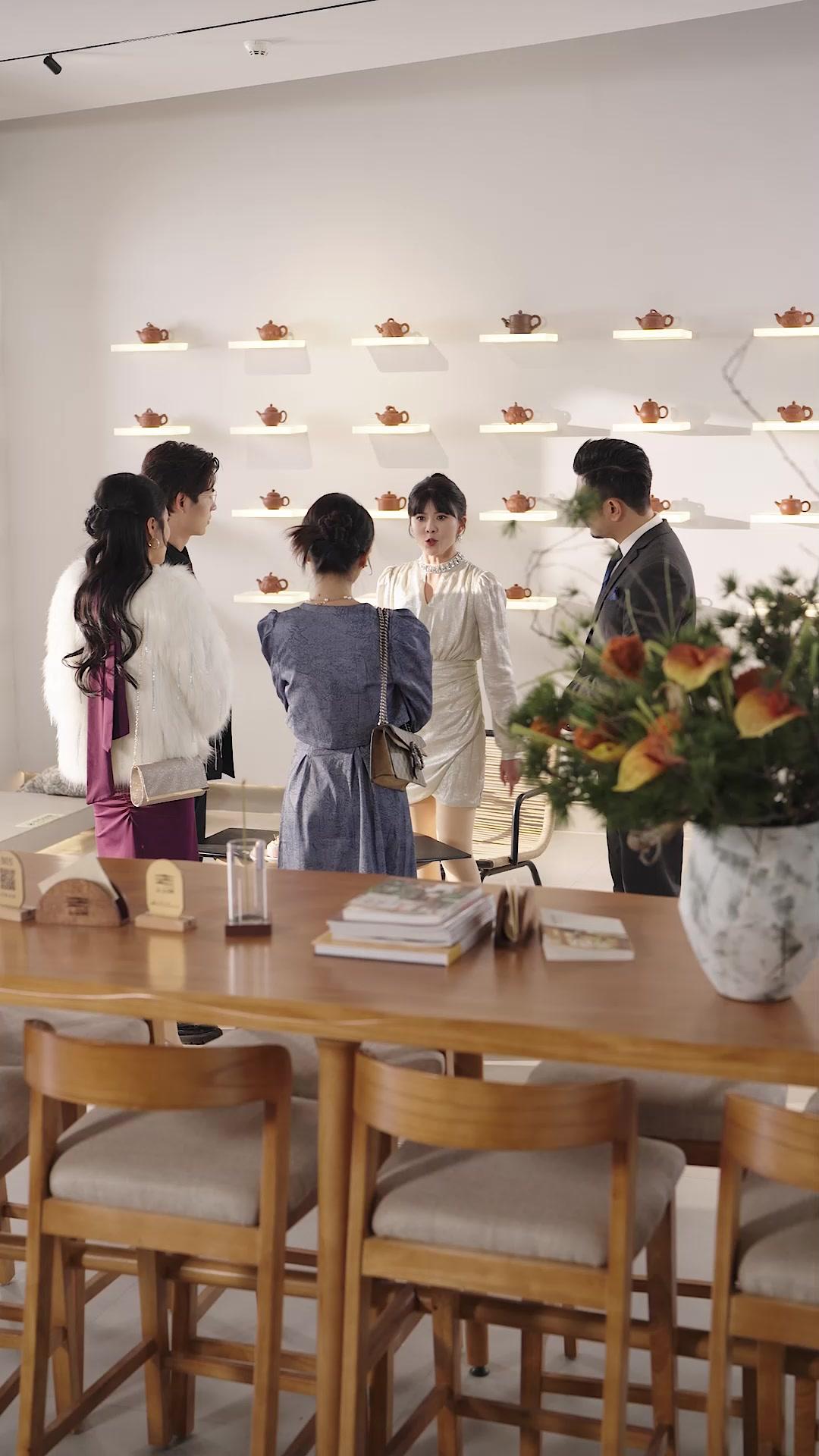 D'AMANT SECRET À PDG À LA MAIN DE FER