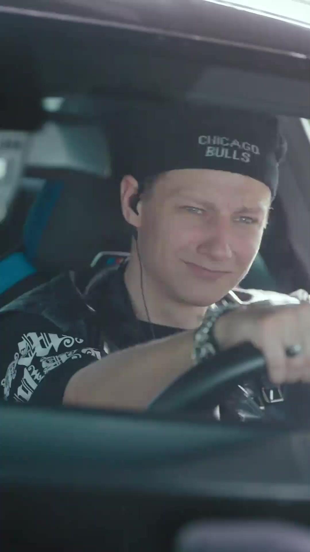 (Doblado) El dios de la velocida