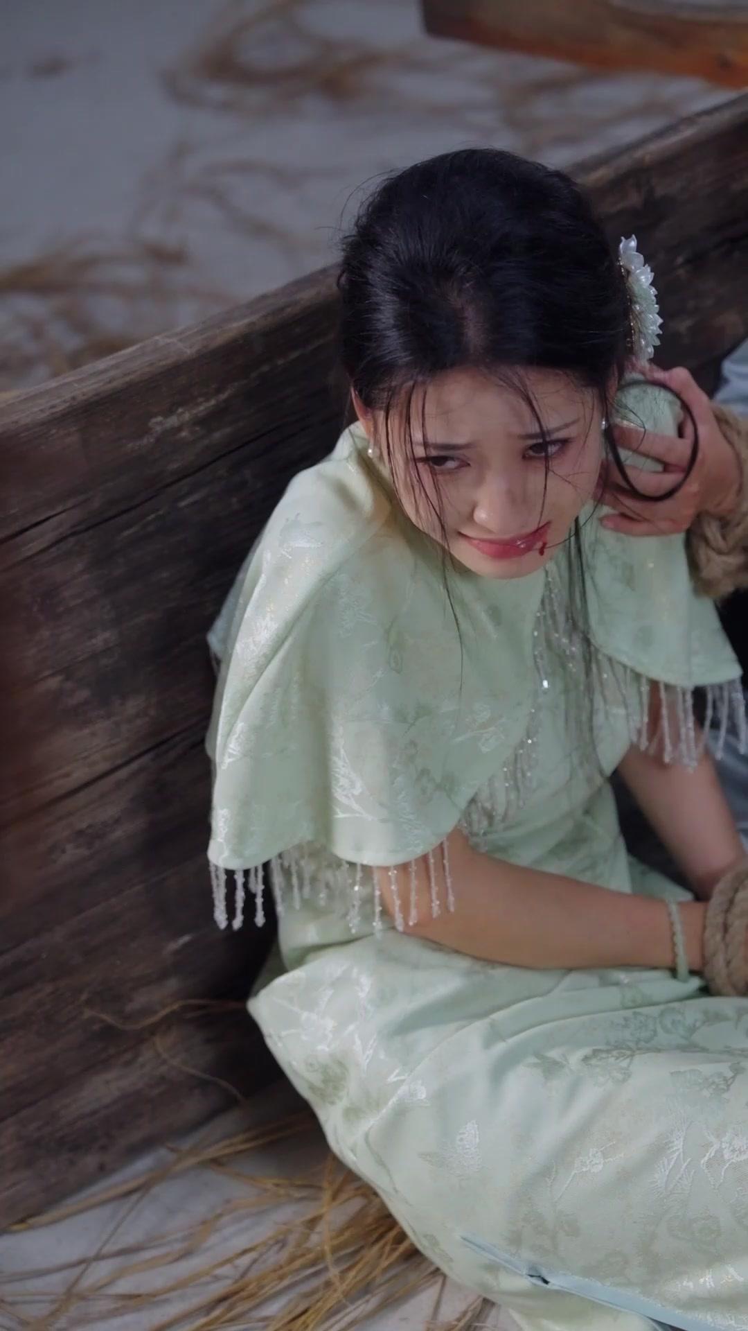 Tawanan Bumi, Tapi Bukan Kamu