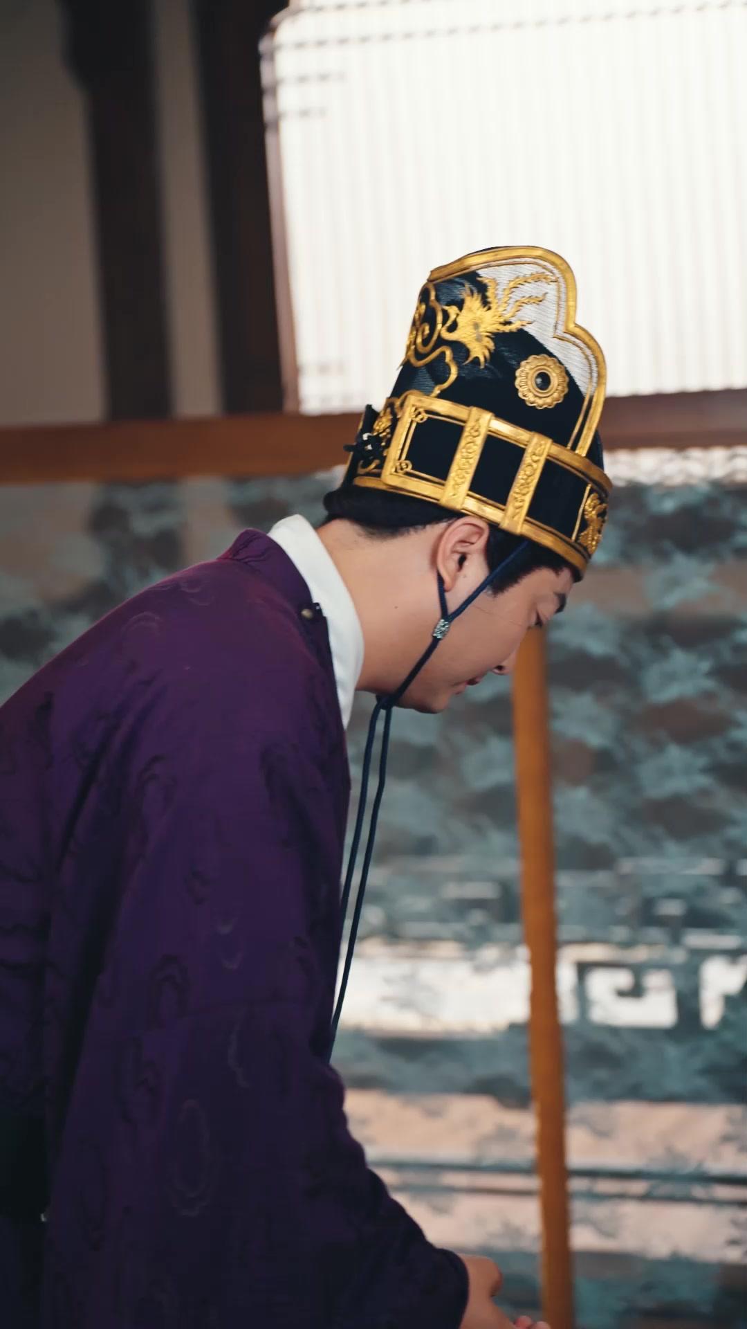 Ibuku dayang, Aku Kaisar