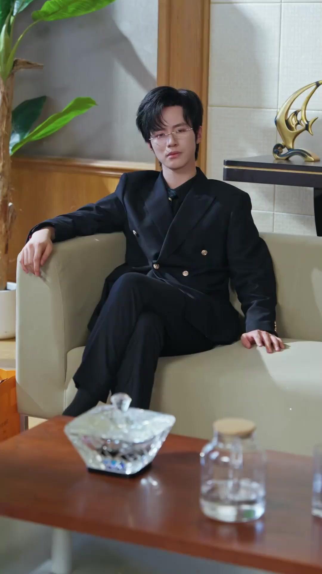 Miss Secretary, Miss Billionaire