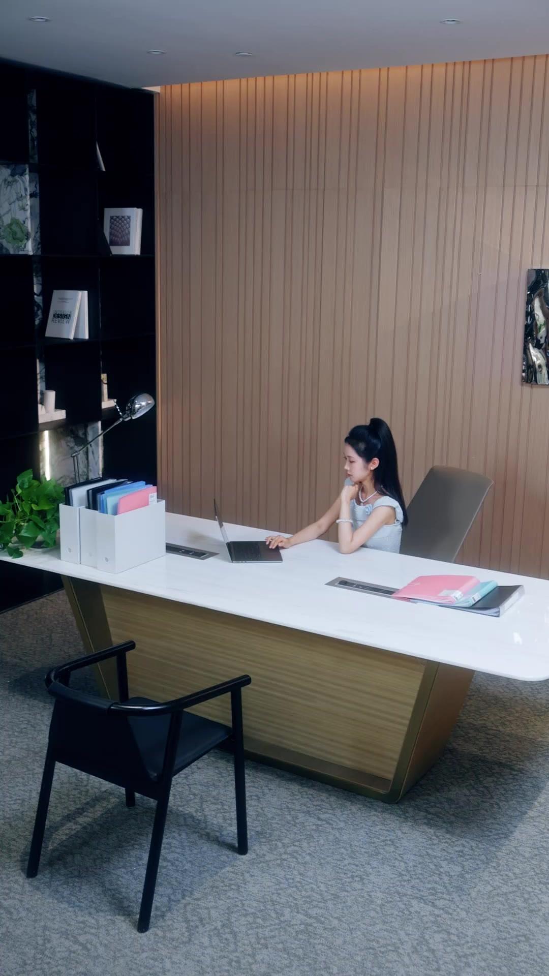 媽咪返老還童後：兒子們傻眼了