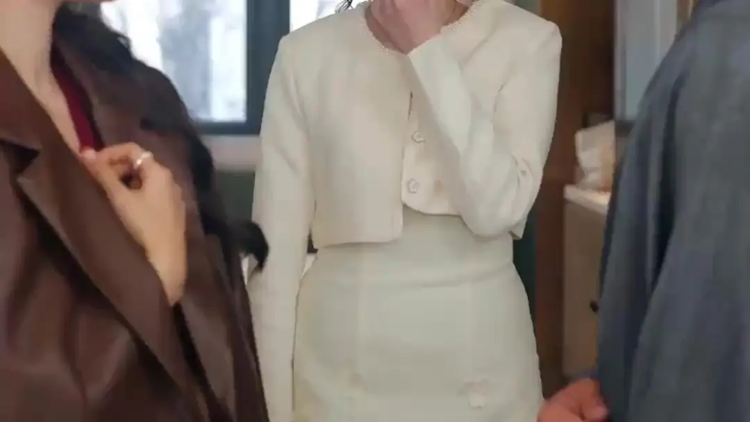 (Dublajlı) Ölümsüz Düştü Dünyaya, Eşim Kara Anka: Bir Odada Dört Kadın, Bir Erkek ve Bir İhanetin Anı