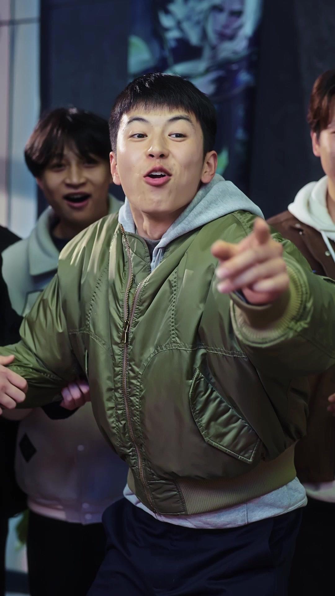 Campus Queen Falls for Me After My First Love Betrayed Me