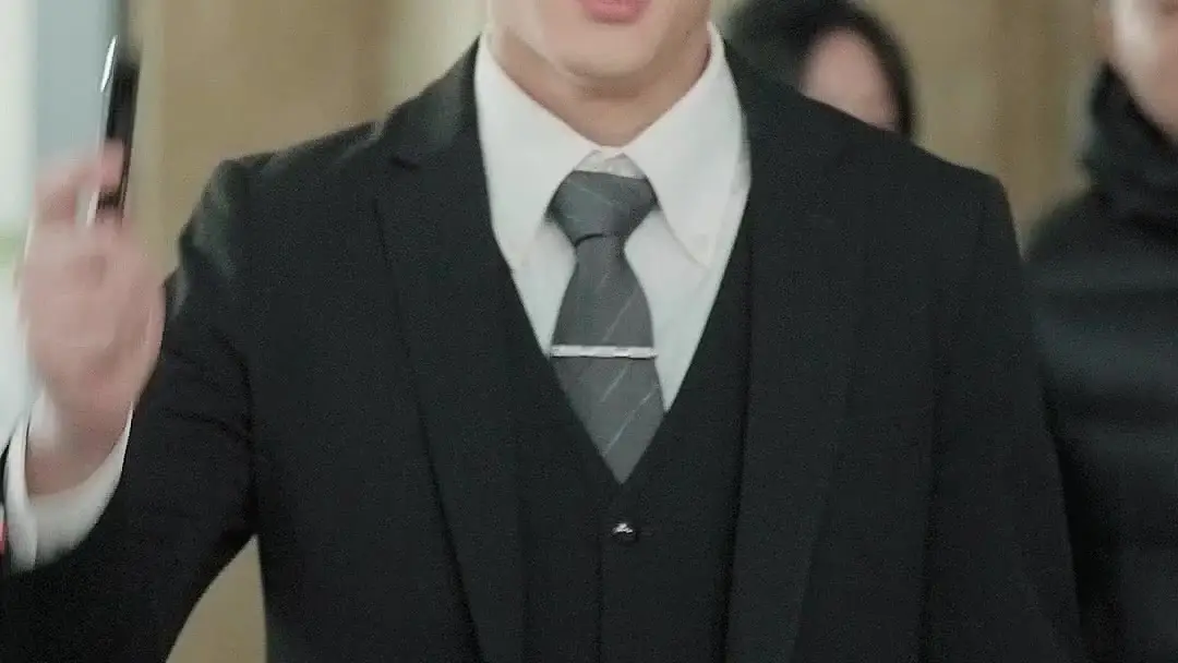 Thief Under Roof: When the Trench Coat Was the Only Witness