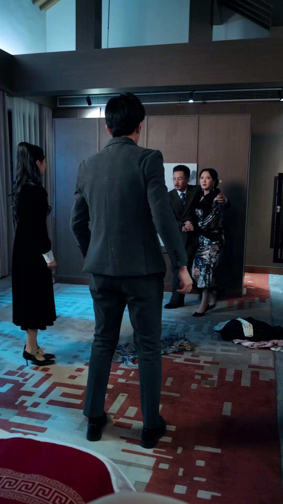 LE SECRET DERRIÈRE DE LA PORTE