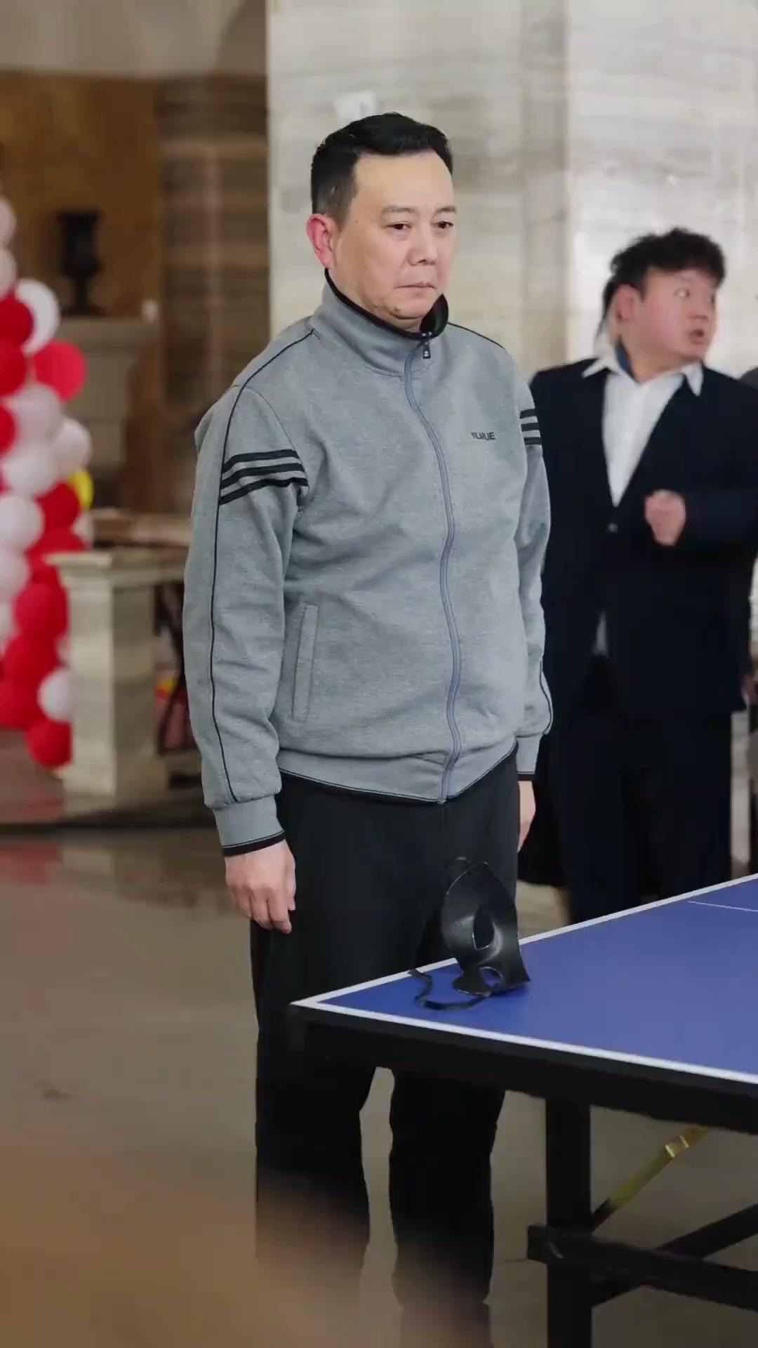 (Doblado) Reina chiquita del tenis de mesa