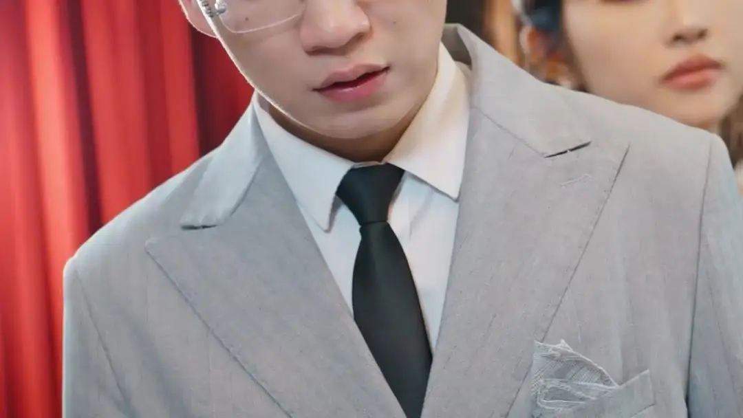 Reborn, I Captured My Ex's Uncle: When Elegance Cracks Like Glass