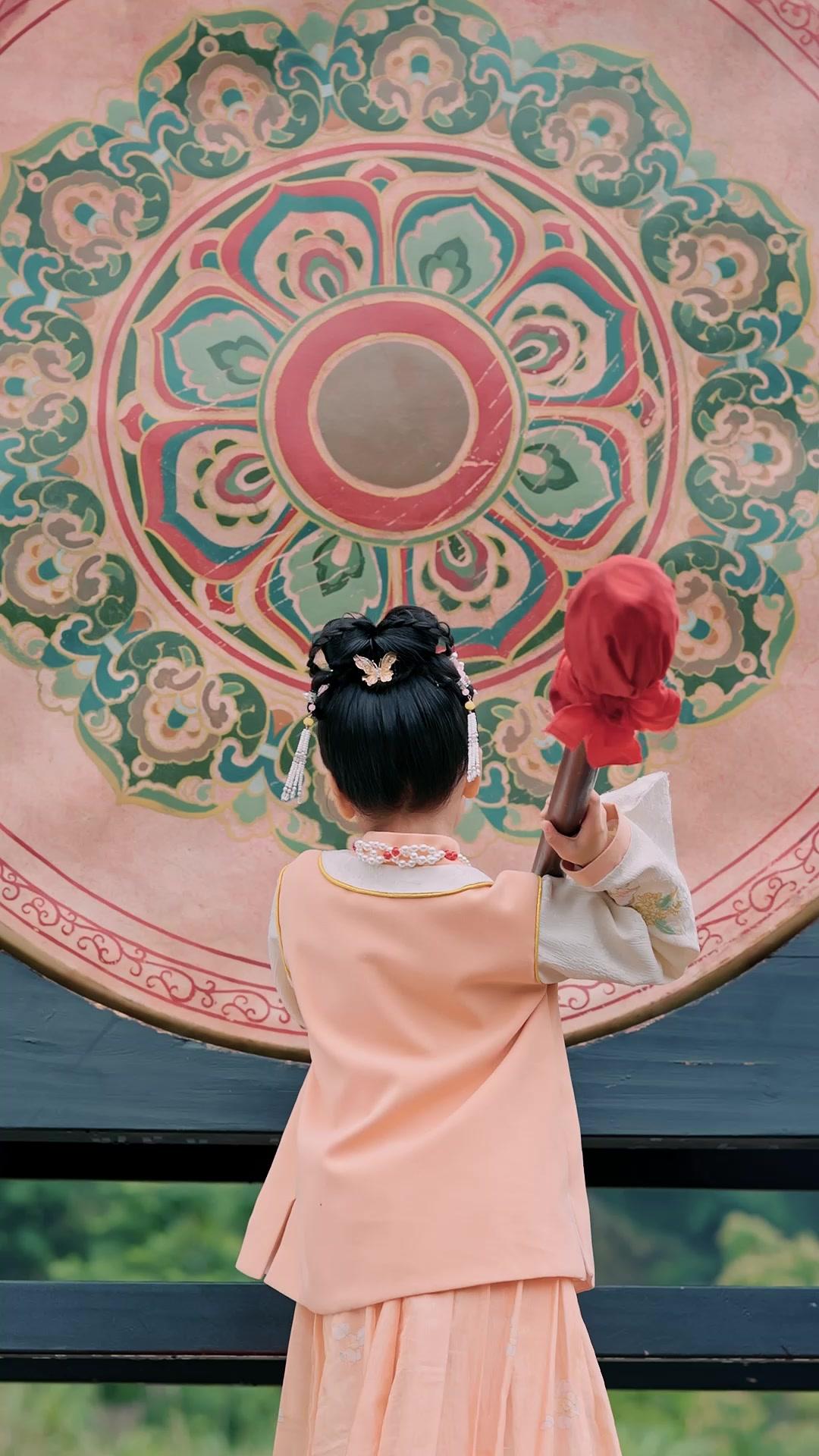 UNE FLEUR NAÎT DES PLEURS