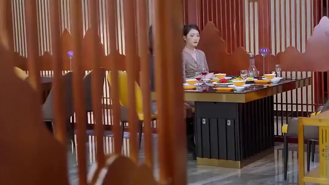 (Sulih Suara) Semakin Boros, Rezeki Justru Lancar: Ketika Cinta Datang dari Balik Pintu Kayu