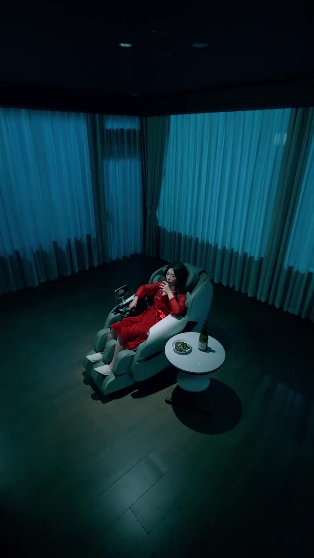 My Wife is Cheating… with a Chair!