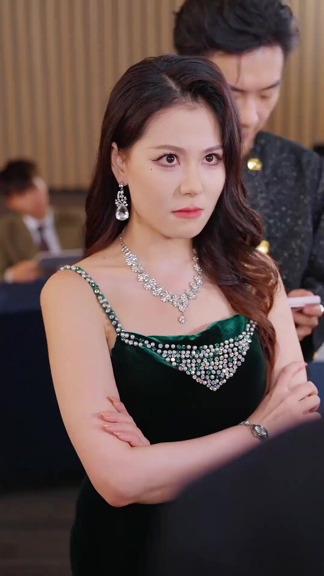 يداي اللتان تمسكان بالخيانة