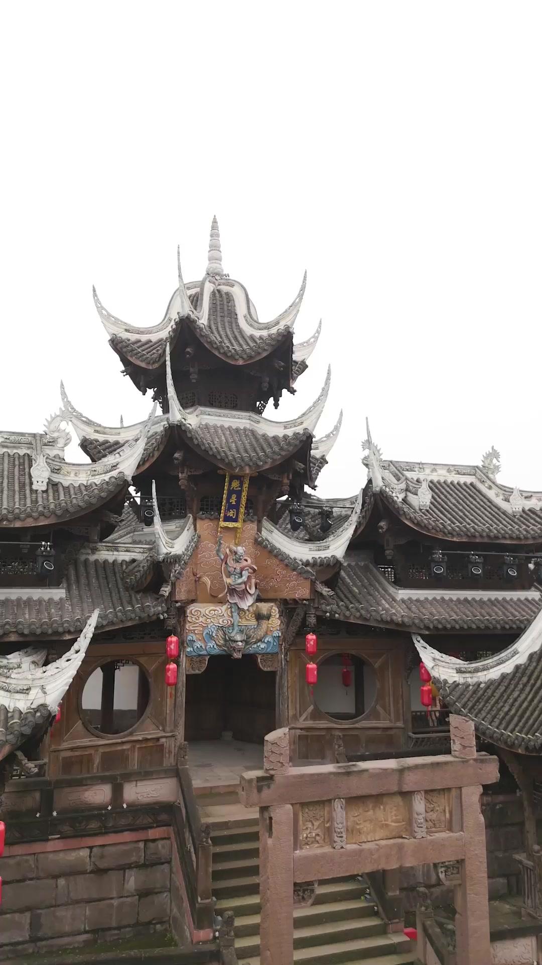 الجمال الفخور