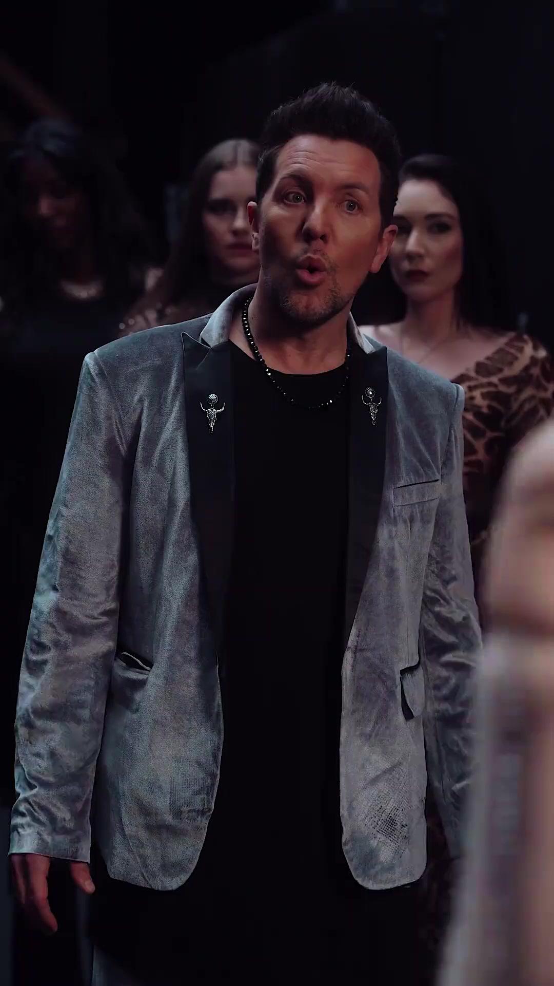 (Dublagem)A Coroa Além do Túmulo