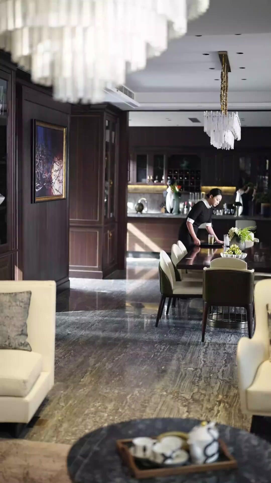 حين تظاهرتُ بالطاعة، أصبحتُ مدلّلةَ الكبير