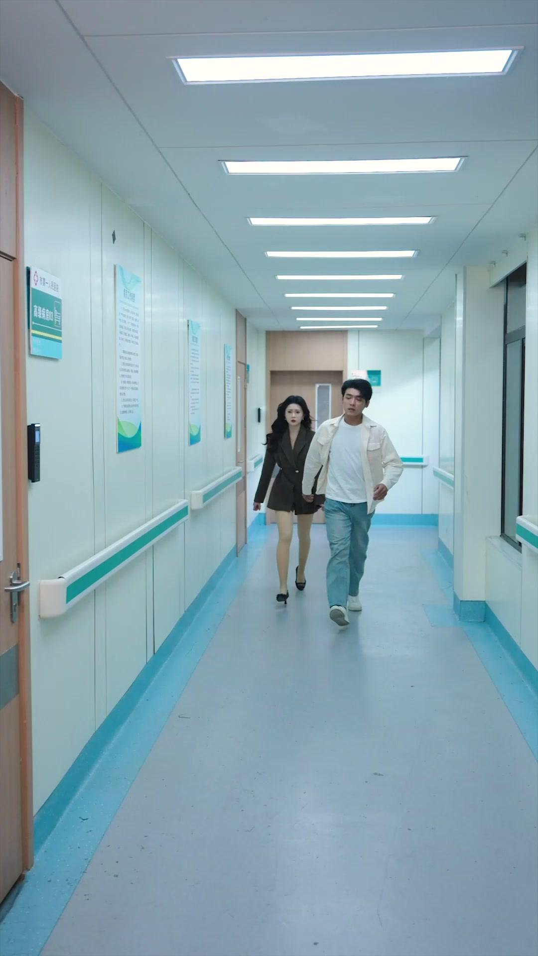  ملكة جمال الجامعة تقع في حب سباك