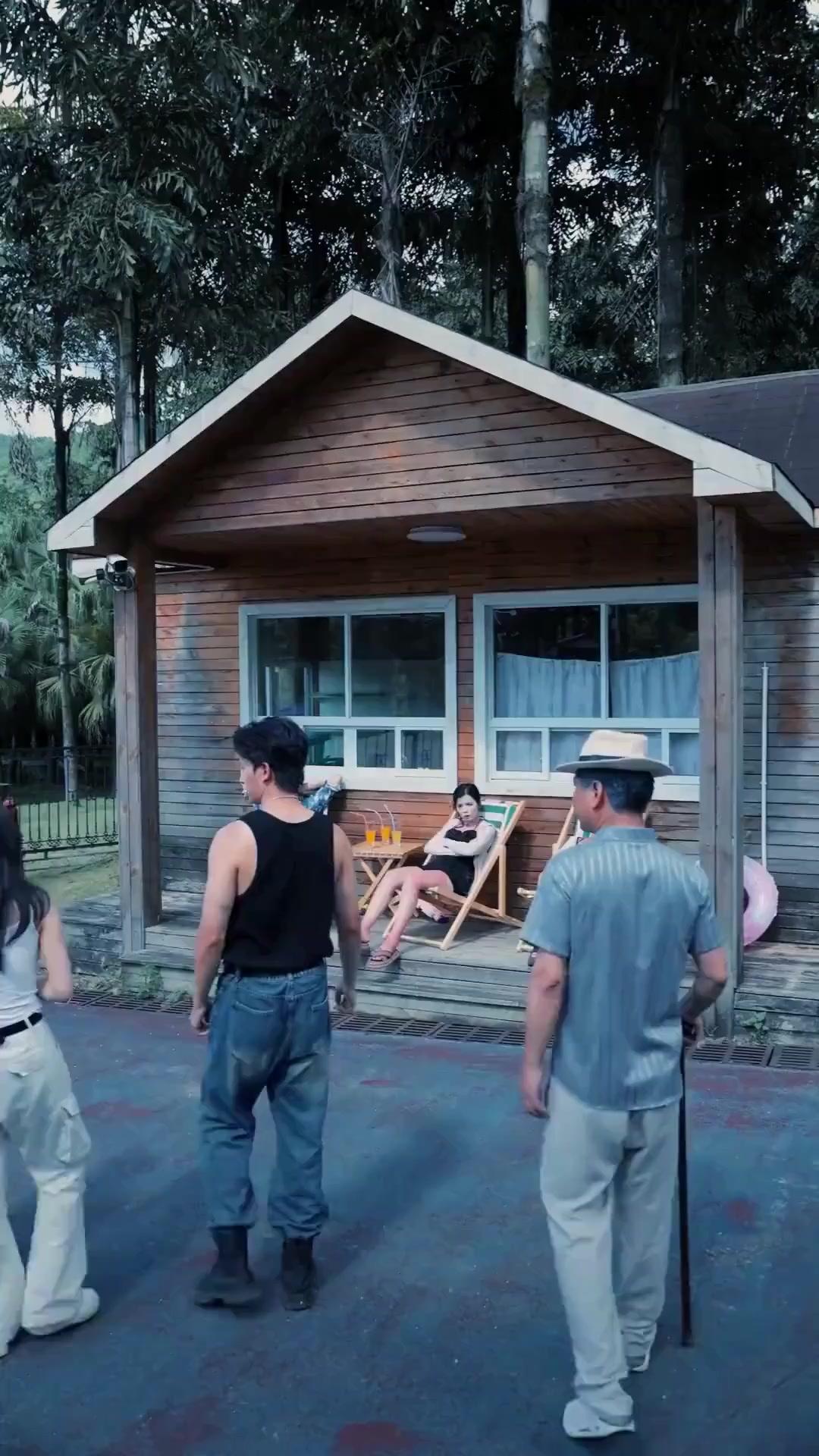 (Doublage) COUREZ ! LE MÉGA-REQUIN APPROCHE !