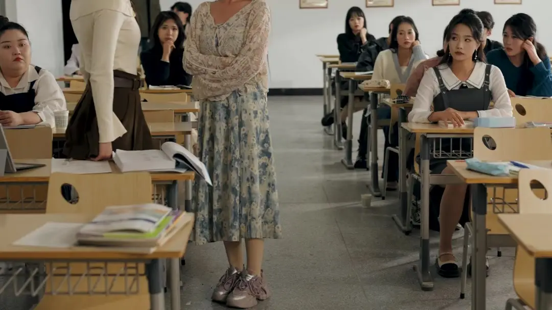 Reborn to Crowned Love: When a Folder Becomes a Weapon and a Smile a Trap