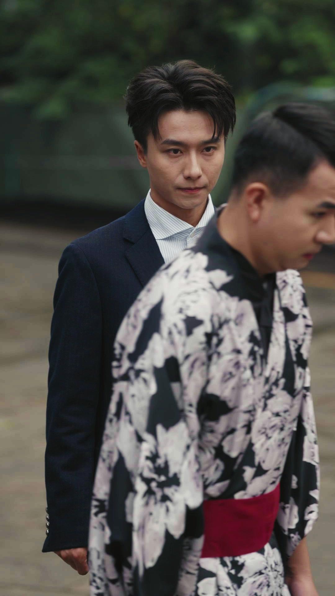 Alzo el filo del Este 