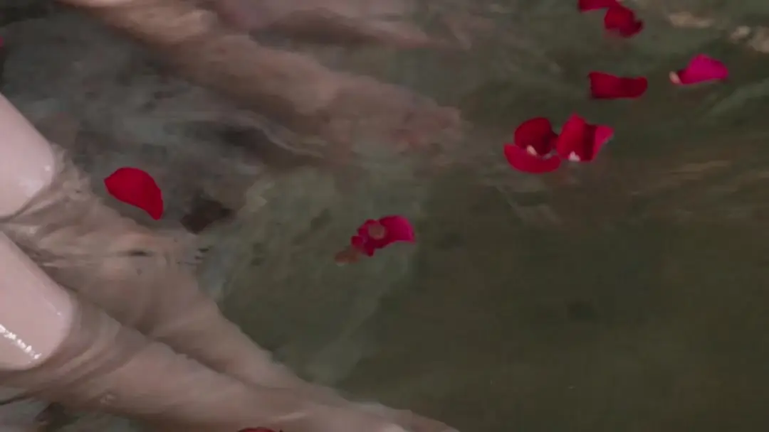 Dua Kuasa Menjadi Satu: Api Cinta di Balik Kabut Mandi Bunga