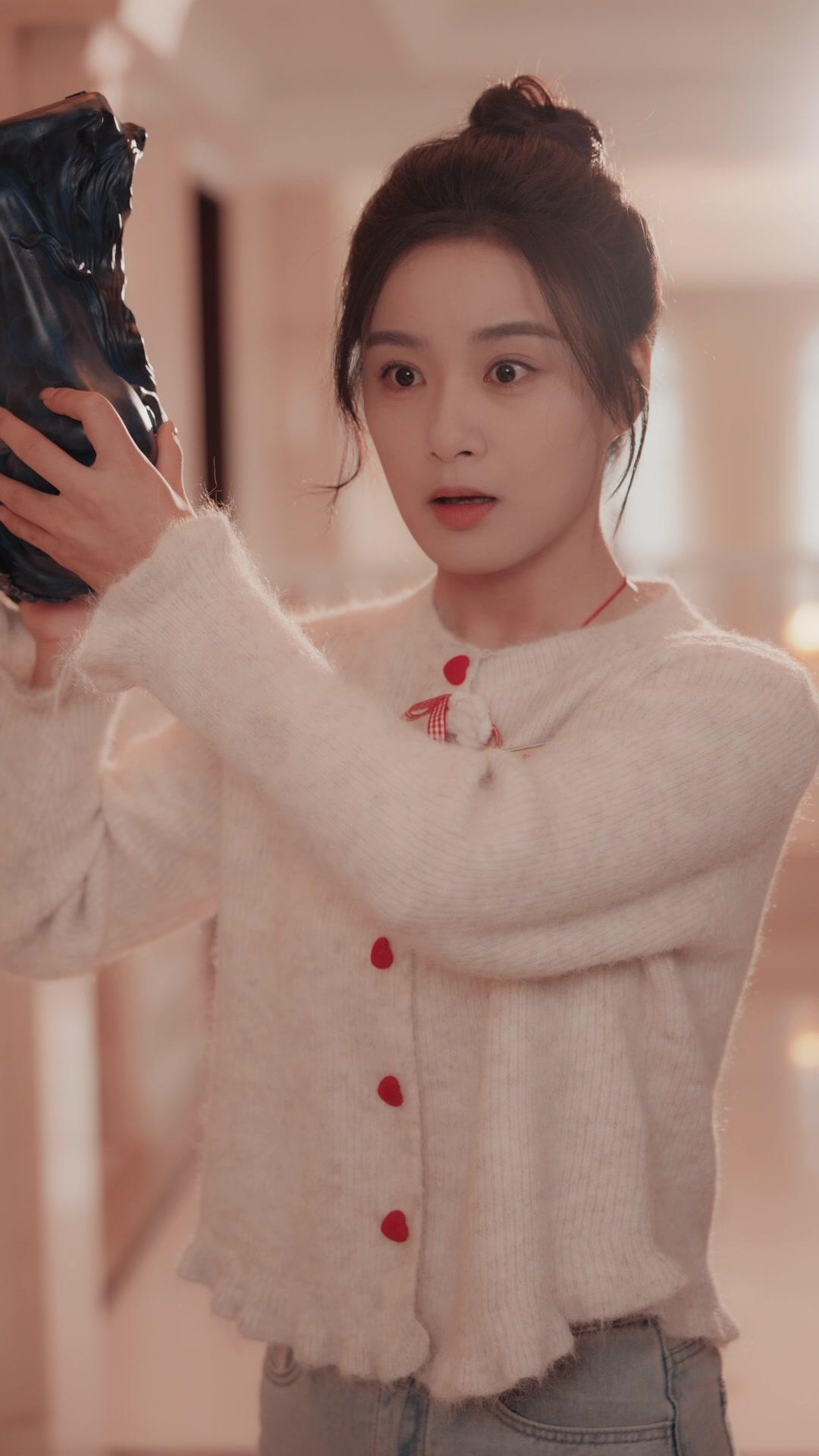 Boss Jatuh Cinta pada Pembantu