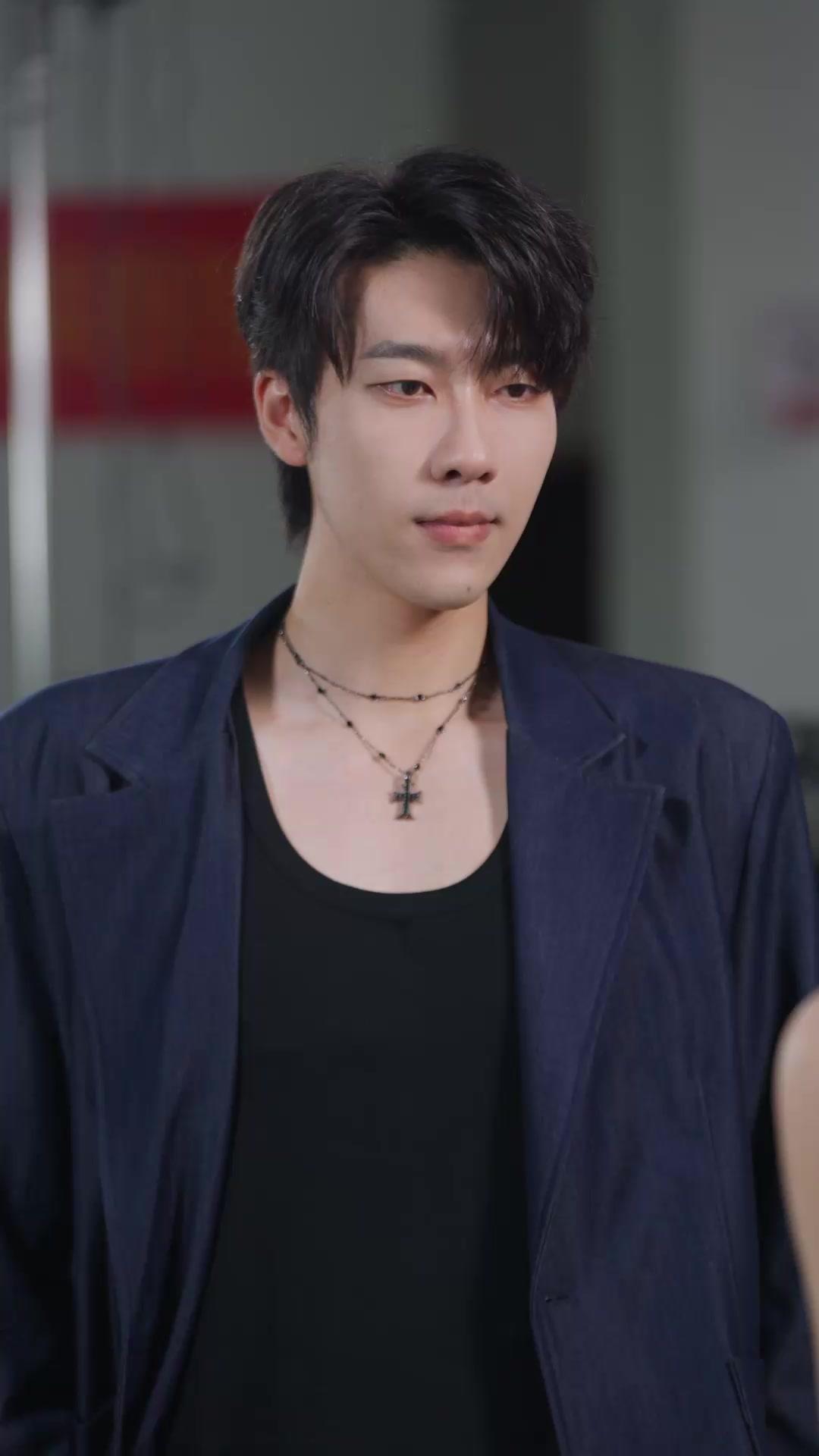 LE LOUP BAISE SES ESCARPINS