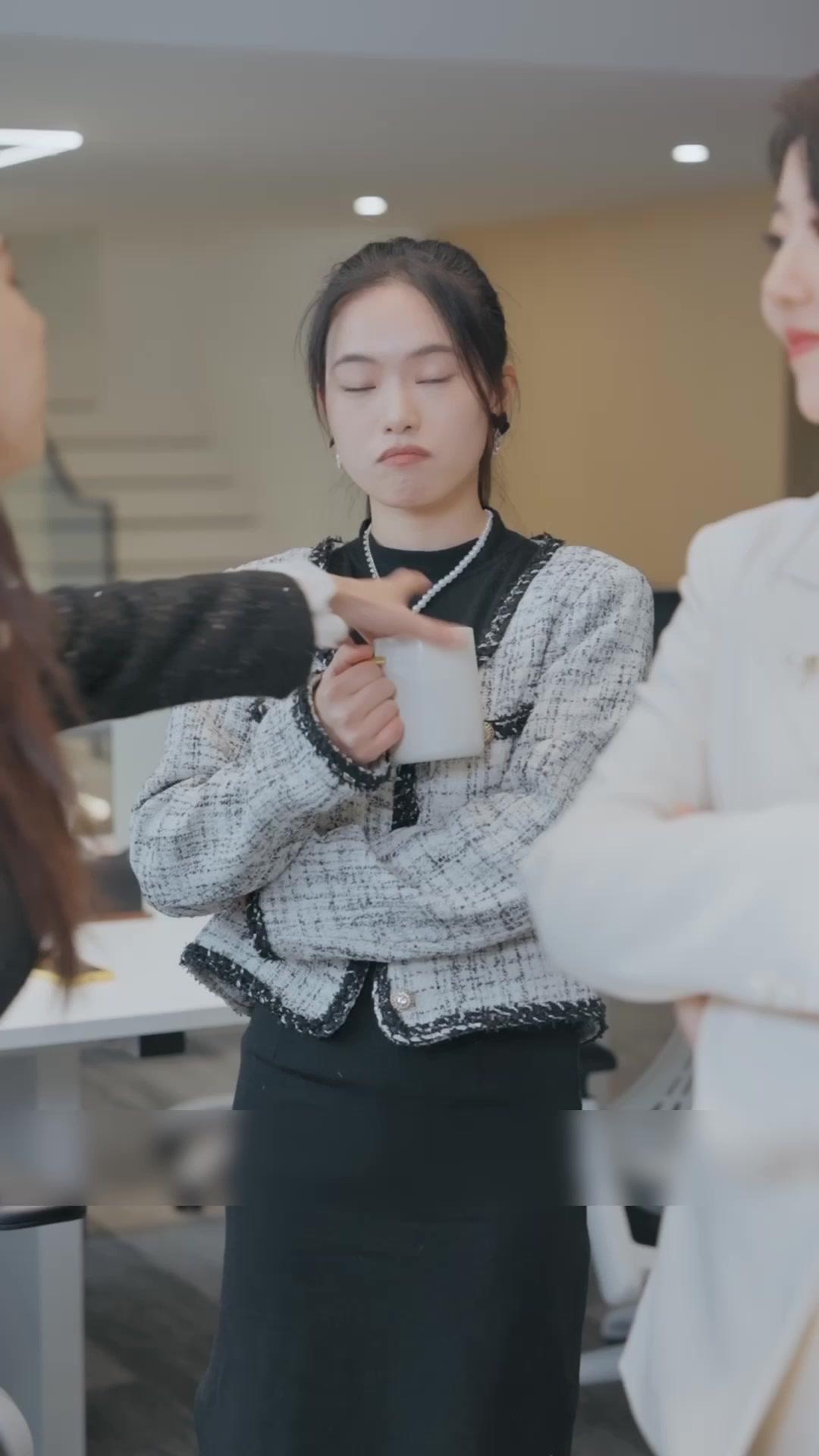 Istri Bos Bosan, Mulai Kerja Hari Ini