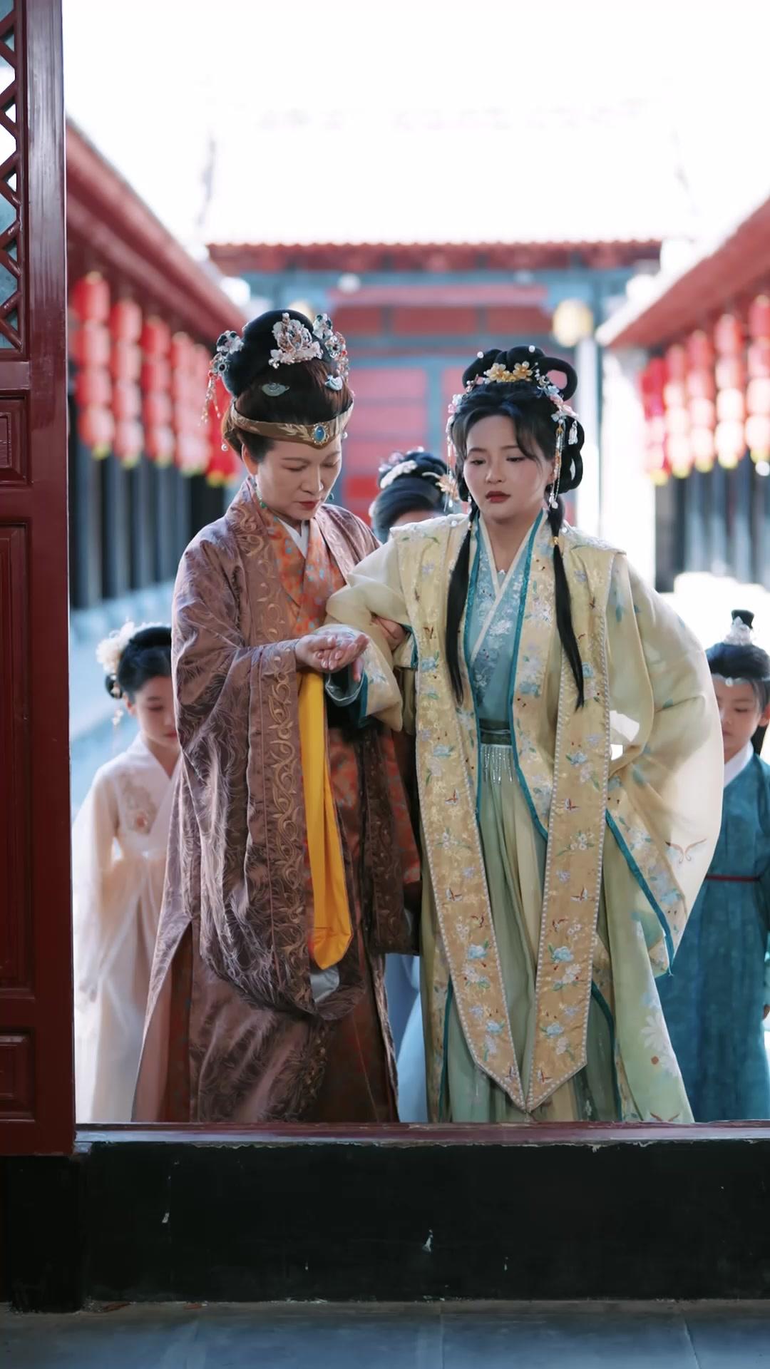  Putri Hoki Bikin Heboh Istana