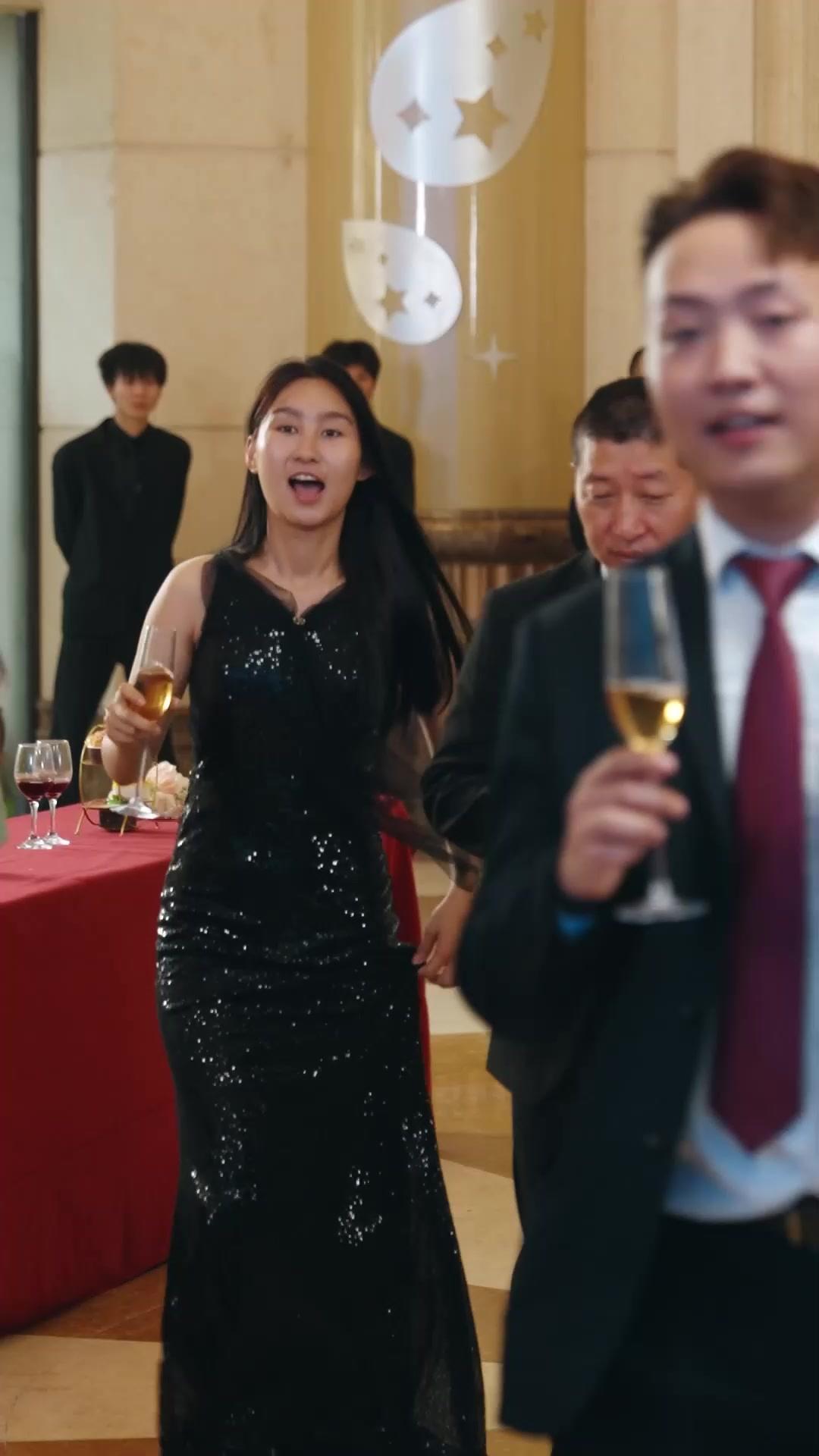 NE JOUEZ PAS AVEC ELLE !