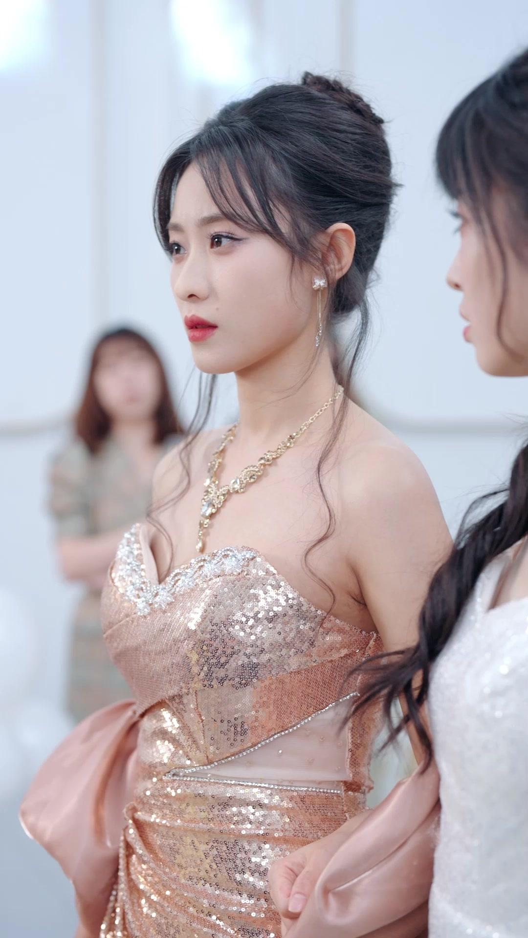 FAUSSE ET VRAIE, MAIN DANS LA MAIN