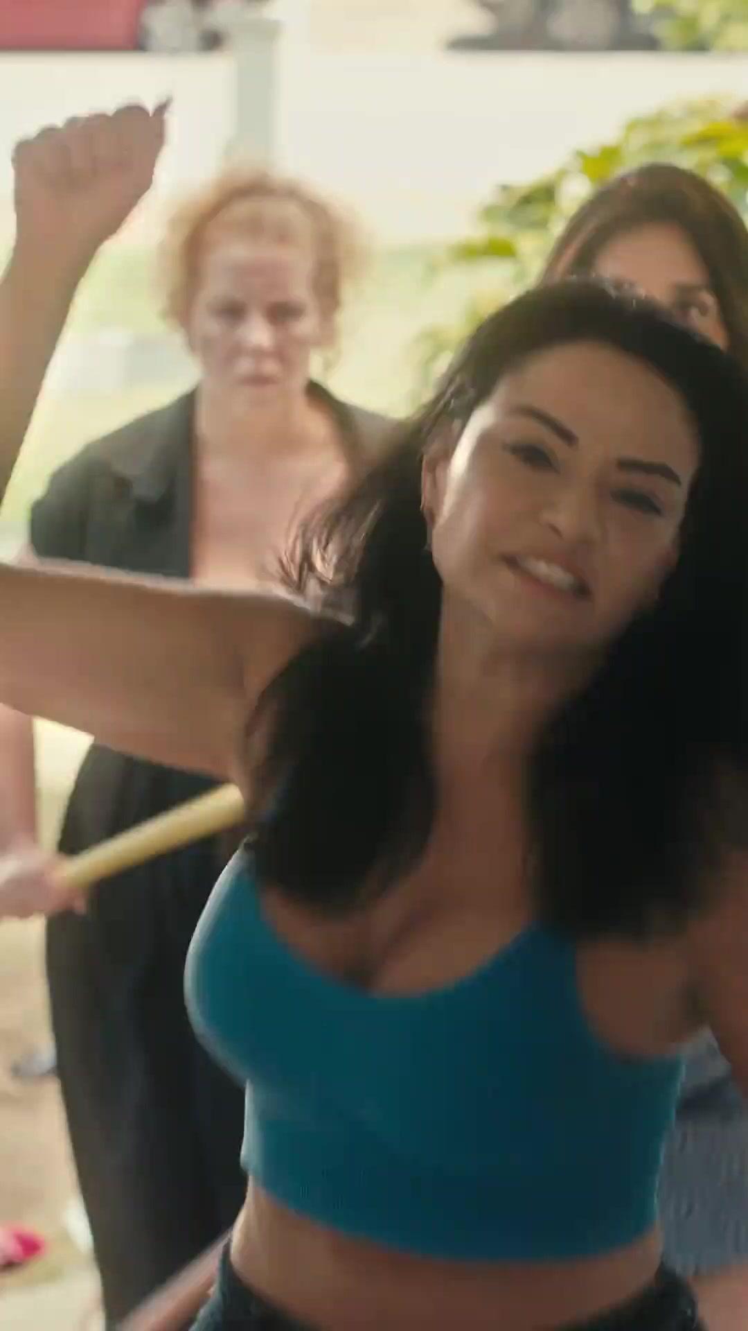 A Rainha da Máfia vs. Os Vizinhos do Mal