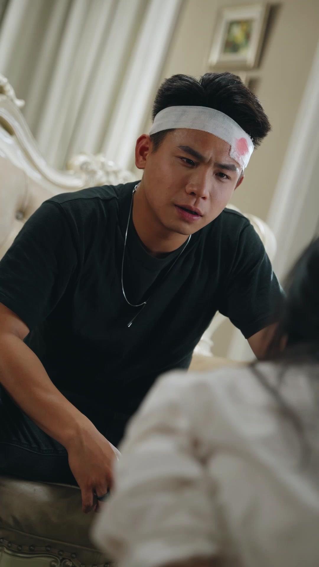 NE JOUEZ PAS AVEC ELLE !