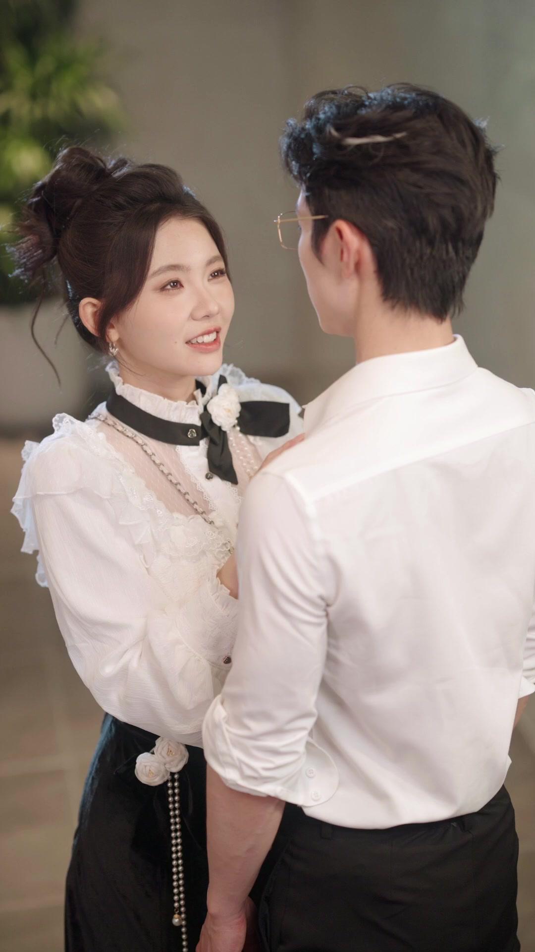 Mimada pelo CEO Mandão Depois de Cair no Romance