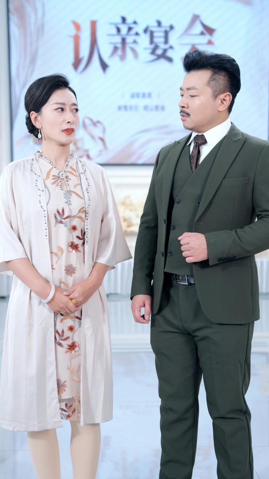 FAUSSE ET VRAIE, MAIN DANS LA MAIN