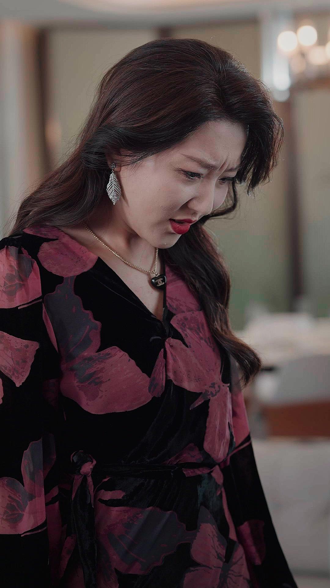 Mawar Di Tapak Tangan - Terlalu Menggoda