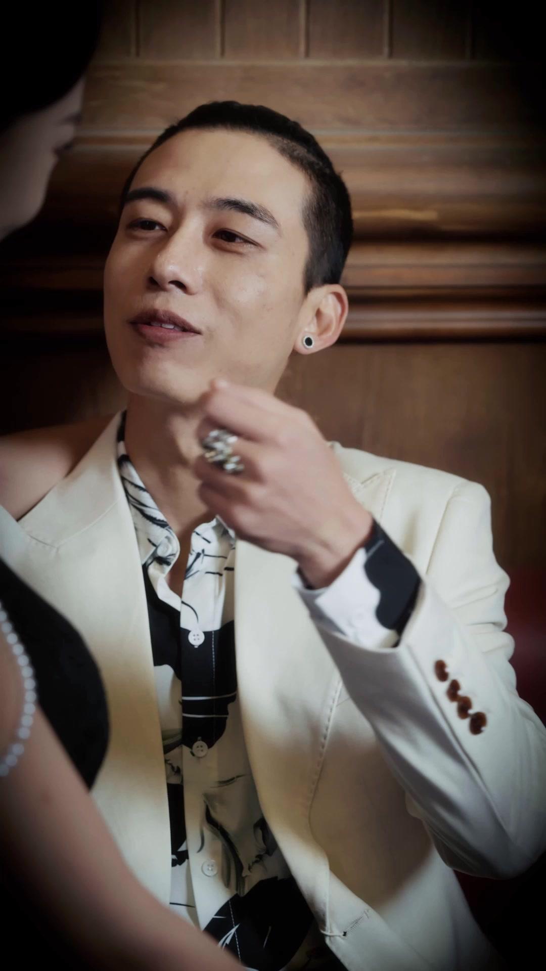 見下してた主夫、実は伝説の賭博王！？