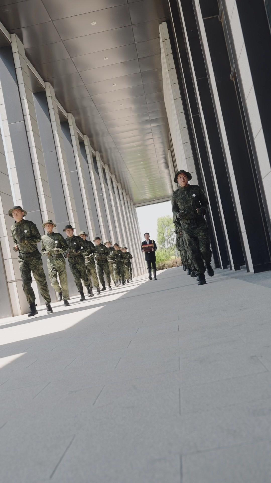 Sayap Terkandas, Pedang Terhunus