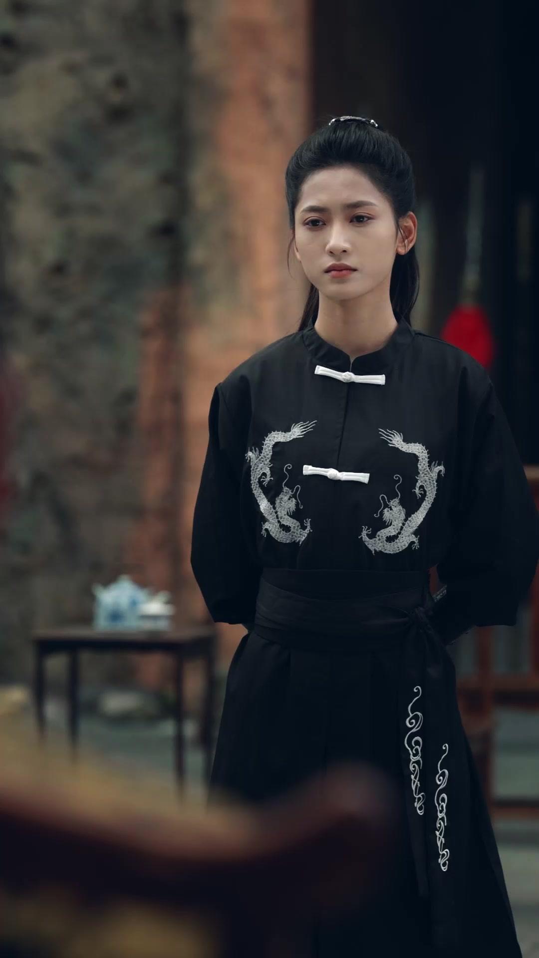 Kriegsheilige: Kronen aus Blut und Zeit