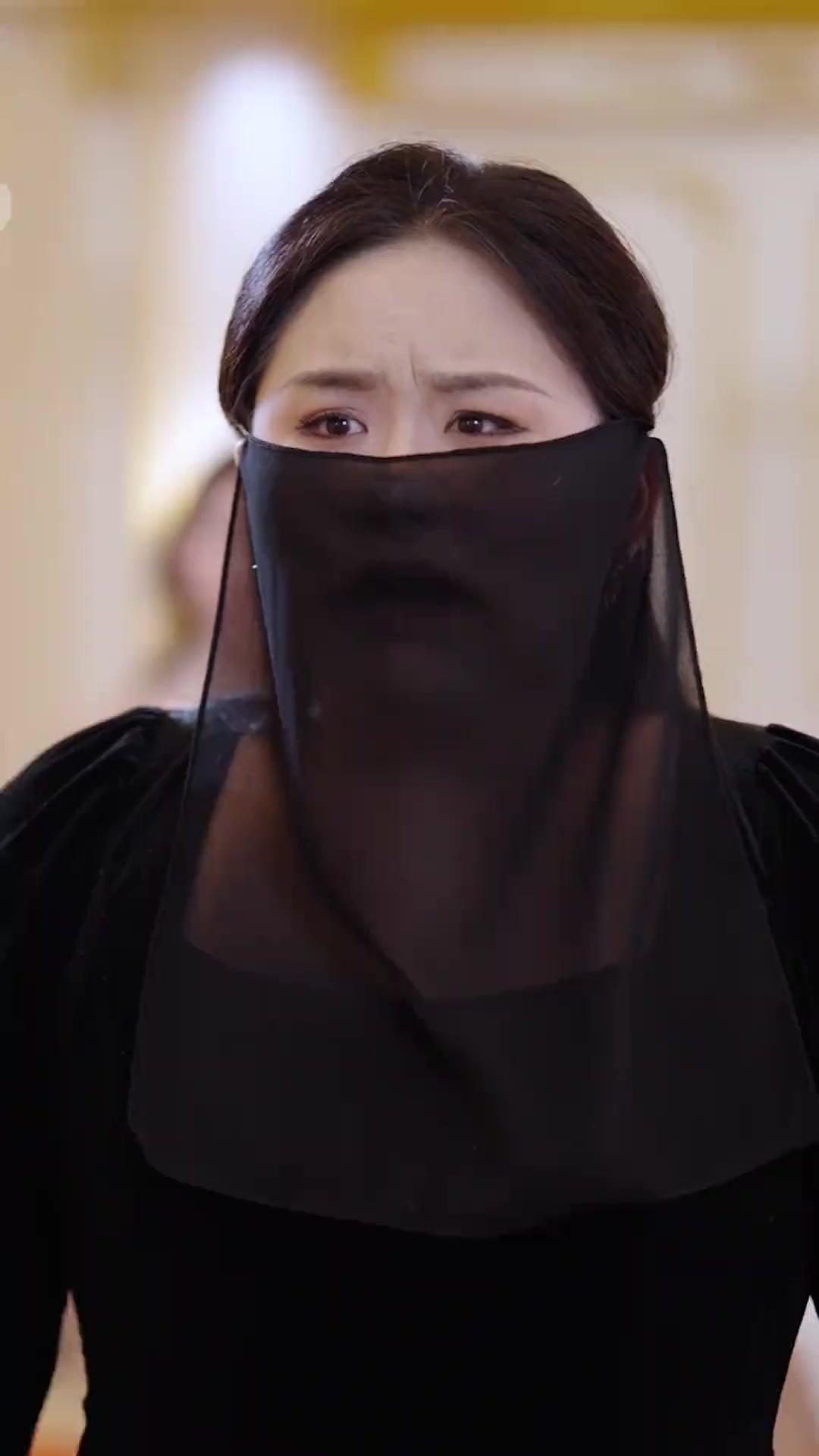 CAPTIVE DERRIÈRE LE MASQUE