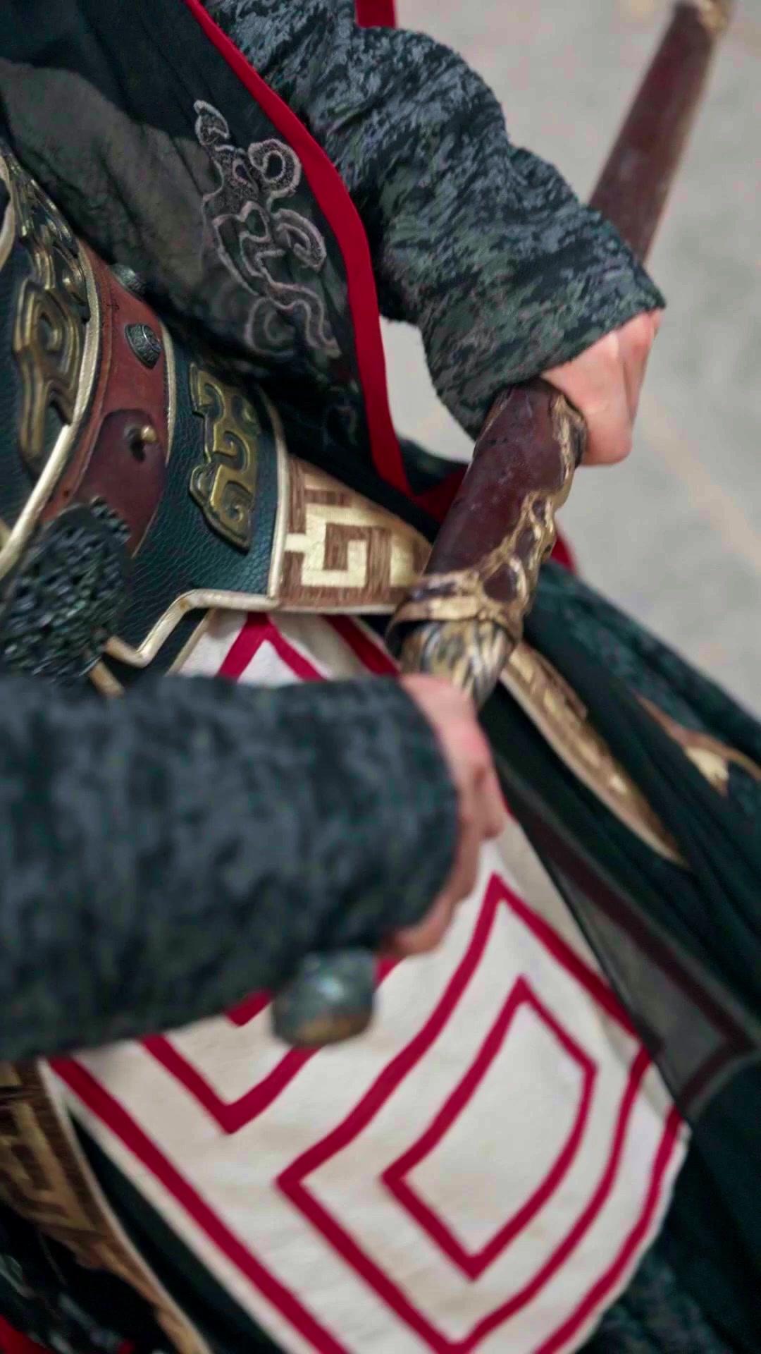 Desenvainó y todos se arrodillaron