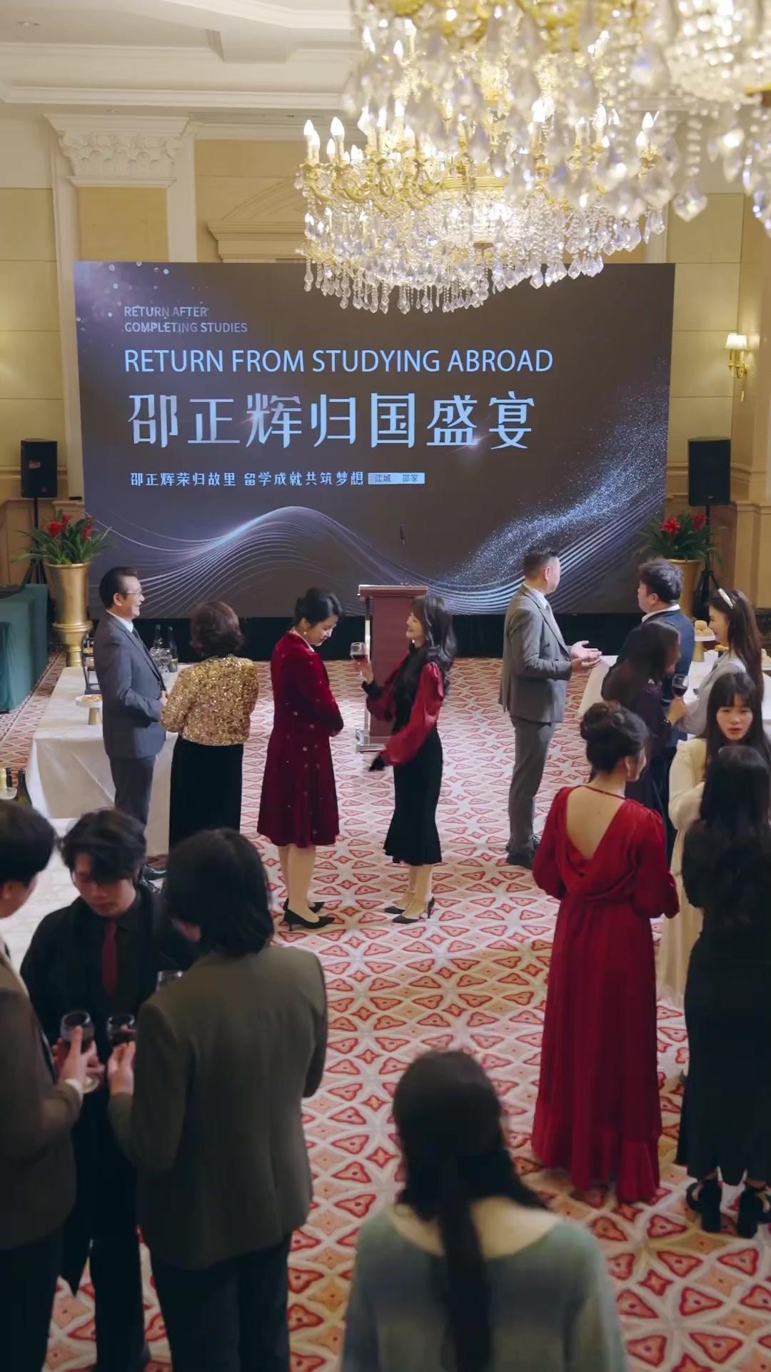 Cô ấy là con gái tài phiệt