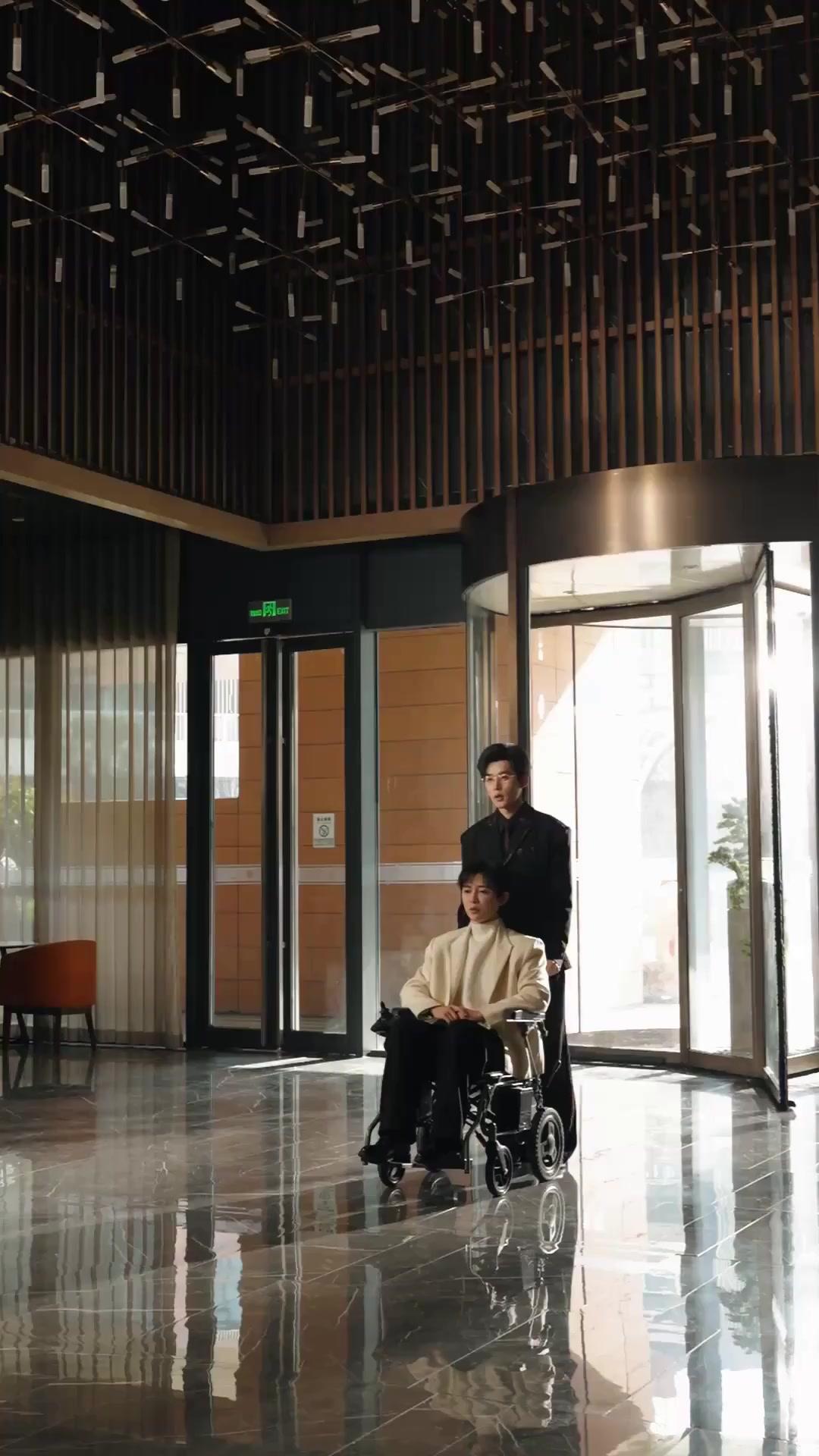 (Dubbed) Broke Besties Steal the Spotlight