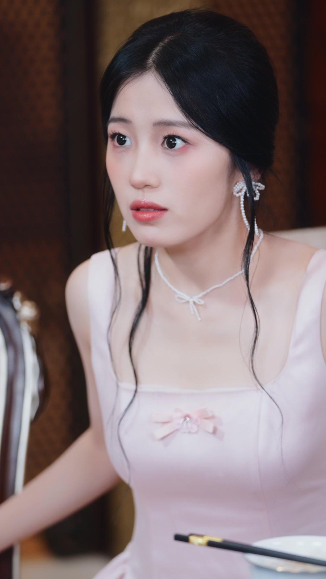 Ratu Kiamat Menakluk Keluarga Kaya