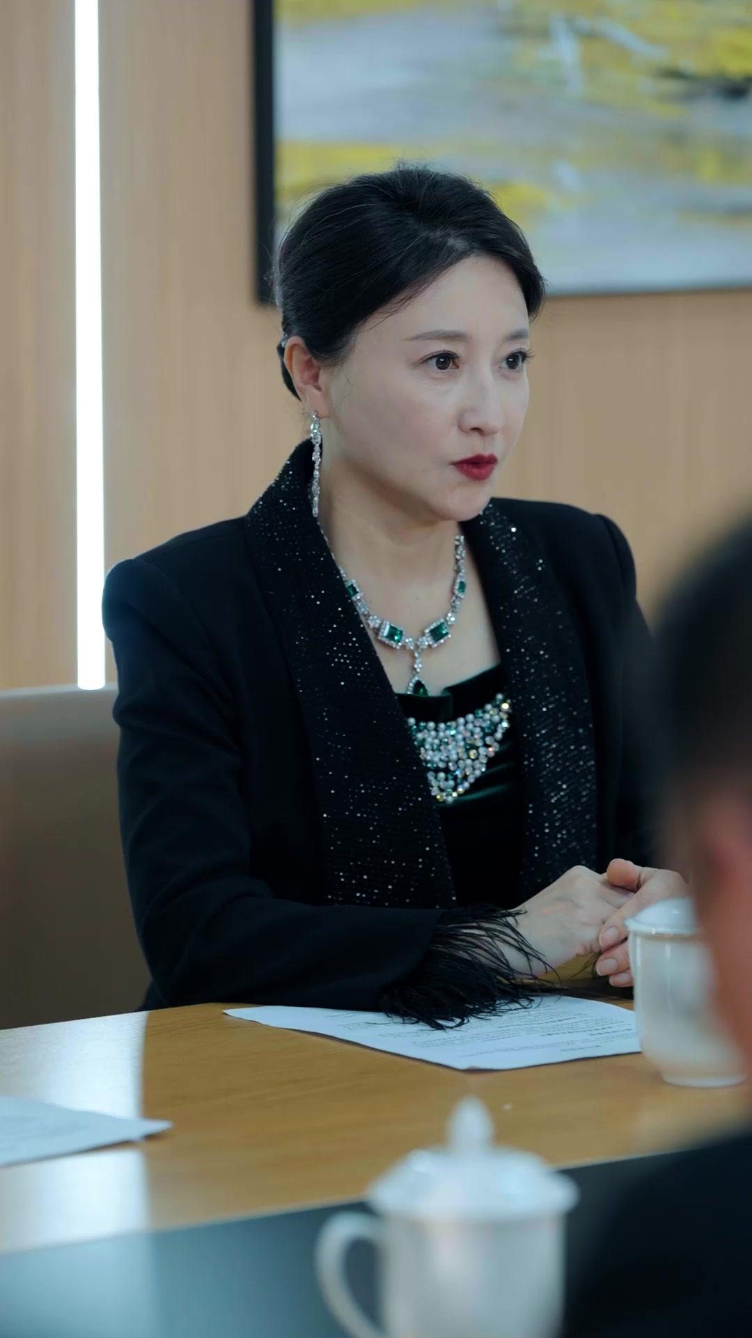 Di Balik Senyum Palsu